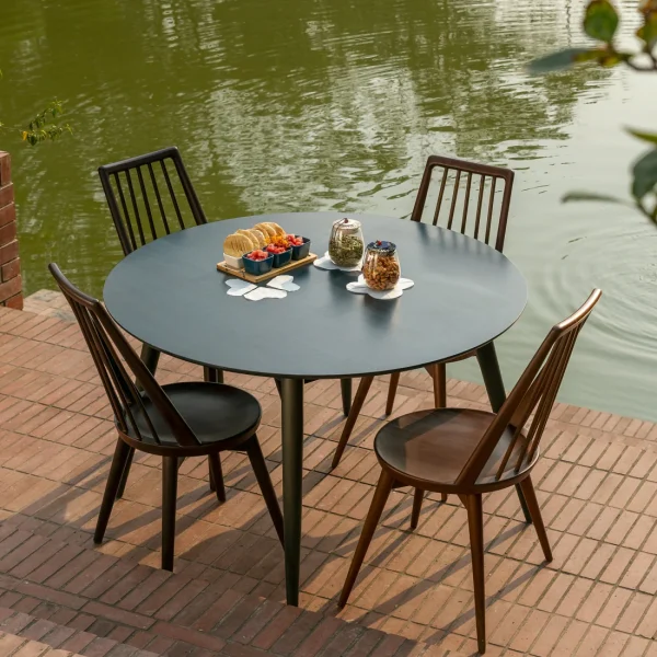 Round dining table